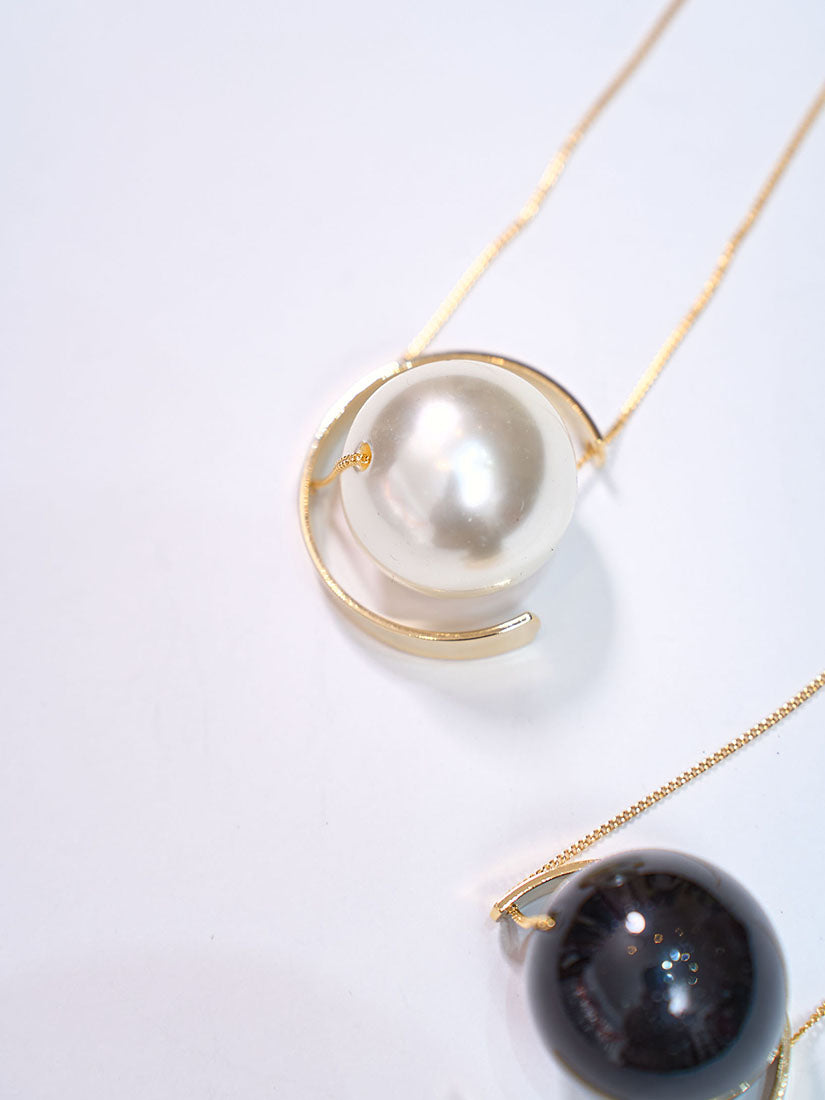Giant Pearl Metallic Hoop Necklace (2 Colours)