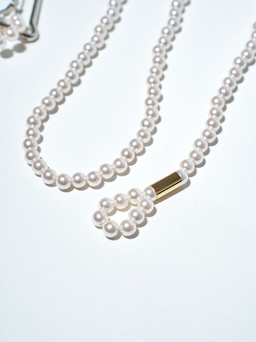 Clasped Pearls Necklace (2 Colours)