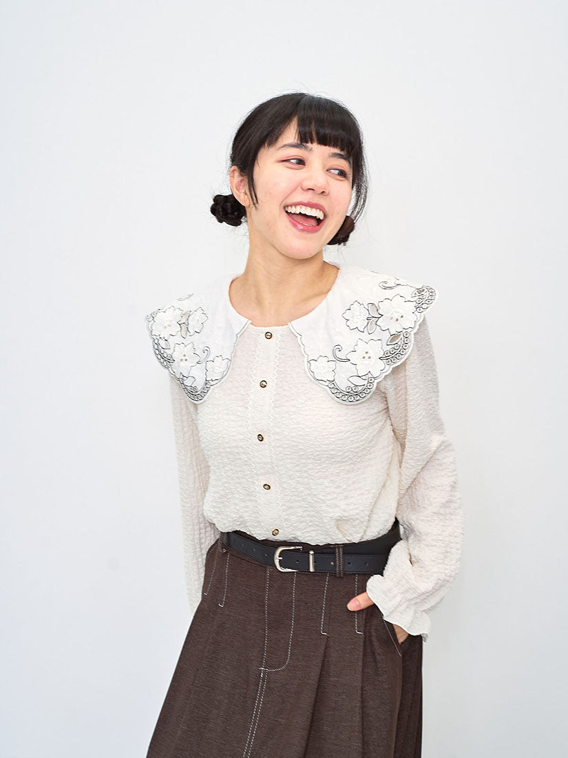 Embroidered Lace Collar Wrinkle Top (2 Colours)