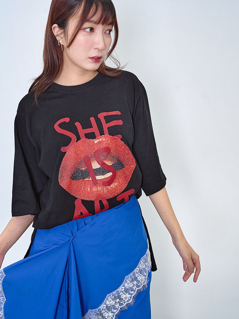 'She Is Art' Lip Printed Tee (2 Colours)